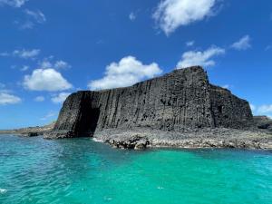 马公澎湖黑皮民宿的蓝色天空的大岩石