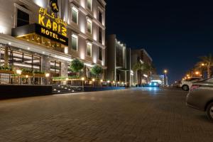 利雅德Karim Hotel Riyadh的夜晚酒店前的一条空街道