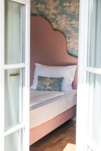巴德伊舍贡德耐奥克斯酒店的一张带床头板的床