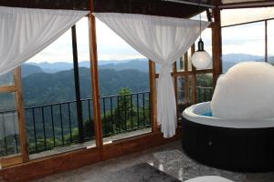 拉维加el paraíso de Butulú 1的一间带浴缸的浴室,享有山景