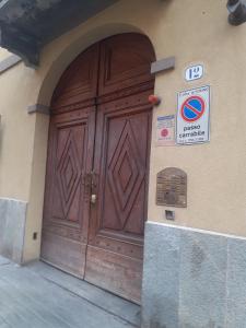 都灵Alloggio Torino InQuadro的大楼一侧的大木门