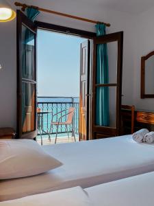 库卡里Pansion Giannis Perris的一间卧室配有一张床,享有海景