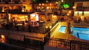 蒂锡利维赞特宫殿酒店的酒店游泳池设有酒吧和餐厅