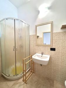 科尔萨诺Monolocale Cora的带淋浴和盥洗盆的浴室