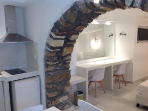纳克索乔拉安尼克斯酒店的一间设有石墙和镜子的客房