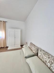 科尔萨诺Monolocale Cora的白色的房间,配有沙发和白色的墙壁