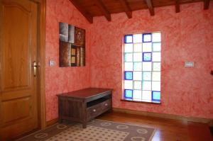 Casa para 5 personas con terreno en La Franca的一个空房间,有梳妆台和窗户
