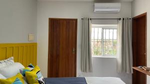 萨尔瓦多Barra Porto - Suítes & Kitnets的一间卧室设有一张床和一个窗口
