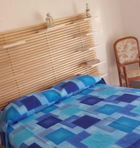 马尔扎梅米Sea House的一间卧室配有一张带木制窗户的床