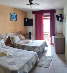 伊塔帕里卡望厦热带主义运动旅馆的酒店客房设有两张床和窗户。