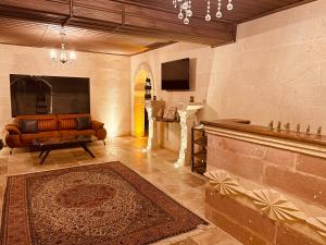 格雷梅Virtus Cappadocia Hotel Göreme的客厅配有沙发和桌子