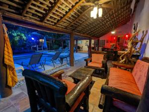 圣克拉拉Villa Botero By Casa Mojito的一个带桌椅的客厅和一个游泳池