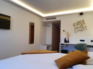 阿尔斯霍特卡斯迪尼乌兰酒店的卧室配有白色的床和椅子