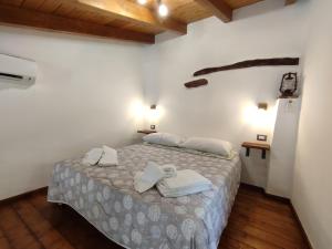 LoceriLa Corte Dei Baroni的一间卧室配有带毛巾的床