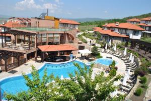 科沙利萨Villa Ivana - Bay View Villas的享有带游泳池的度假村的空中景致