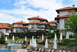 科沙利萨Villa Ivana - Bay View Villas的一个带游泳池、椅子和遮阳伞的度假村