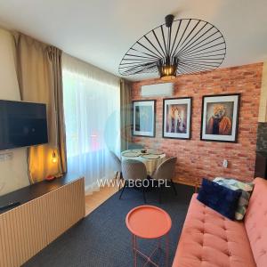 埃勒尼特Crown Imperial Fort Grand Resort的带沙发和砖墙的客厅