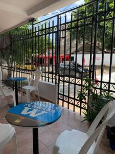 卡塔赫纳Hostal Casa W的露台配有桌椅,享有街道的景色