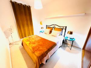 卡拉德莫尔Apartamento Rincón, Ideal para familias的一间卧室配有一张带橙色毯子的床