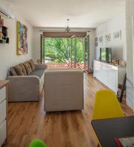 BunaRiverView Buna - Mostar的客厅配有沙发和桌子