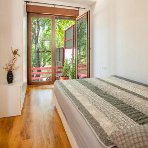 BunaRiverView Buna - Mostar的一间卧室设有一张床和一个大窗户