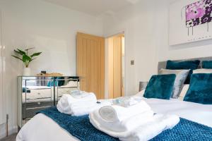 凯特林Butterfly House - Luxury 2 Bedroom Property的一间卧室配有两张带毛巾的床