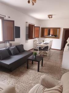 阿德拉Vistas al Mar的客厅配有沙发和桌子