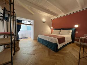 那不勒斯Ferrandina1 Guest House的一间卧室设有一张大床和一个大窗户