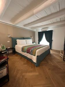 那不勒斯Ferrandina1 Guest House的一间卧室设有一张大床和一个窗户。