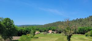 卡尔萨克阿亚克La Grange, Le Domaine de Brugal的森林中间有房子的田野
