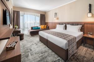 阳光海滩阿尔巴全包酒店 的酒店客房设有一张大床和一张沙发。