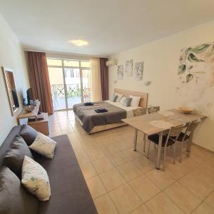 埃勒尼特Andalucia Beach - Sea Viev Apartments的客厅配有沙发和桌子