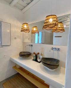 Galeguinha Grande蒙特达阿帕里卡度假屋的浴室的台面上有两个水槽,配有灯