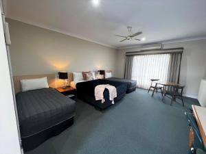 Tumbarumba Motel & Elms Restaurant客房内的一张或多张床位