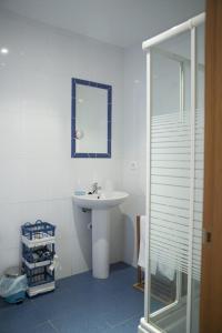 苏安塞斯昆塔纳23号酒店的白色的浴室设有水槽和镜子