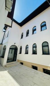 萨拉热窝Miss Saray的白色的建筑,设有窗户和庭院