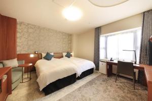 东京东京目白里奇蒙德酒店的配有一张床、一张书桌和一扇窗户的酒店客房