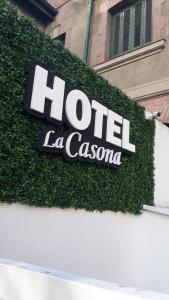 马德普拉塔La Casona-Hotel的大楼一侧的热点的卡塞罗马标志