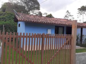 圣佩德罗塞拉Casa Vênus的前面有木栅栏的房子