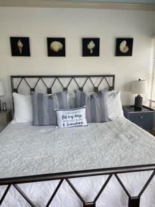 West HarwichThe Tern Inn Bed & Breakfast and Cottages的一间卧室配有一张大床,上面有枕头