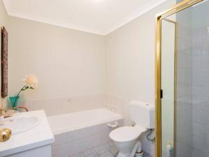 卡尔古利Adorable-secure 3 bedroom holiday home with Pool around the corner from The Miners Rest.的白色的浴室设有卫生间和水槽。