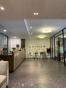 SunggalHozby Skyview Setiabudi的大楼内带桌椅的大堂