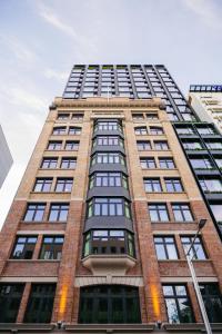 悉尼Ace Hotel Sydney的一座高大的砖砌建筑,有许多窗户