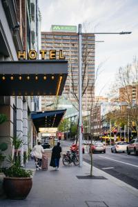 悉尼Ace Hotel Sydney的城市街道一侧的酒店标志