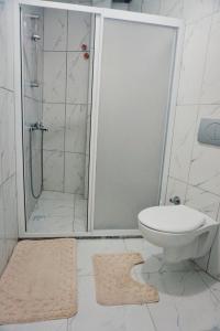 奥尔塔贾Geniş Bahçeli Barbekülü Kır Evi KOZALAK EVLERİ的带淋浴和卫生间的浴室以及地毯。