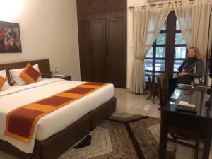 新德里尼姆旅馆的一位妇女站在酒店带床的房间