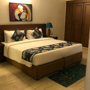 新德里尼姆旅馆的一间卧室,卧室内配有一张大床