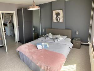 ZandbergenB&B Den Boskant的一间卧室配有一张大床和两条毛巾