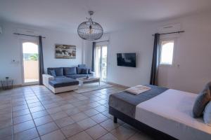 弗雷瑞斯Villa Riposa的客厅配有床和沙发