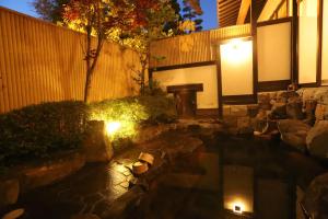 野沢野沢温泉　奈良屋旅館的夜间在后院,在栅栏上点灯